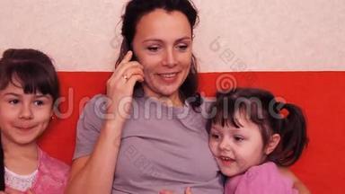 妈妈和女儿在<strong>手机</strong>上<strong>聊天</strong>。 幸福的家人在<strong>手机</strong>上<strong>聊天</strong>。